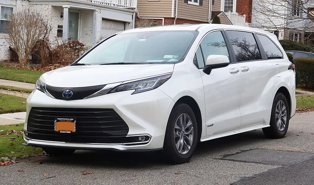 The 2014 TOYOT Sienna: A Benchmark in Family Versatility and Power