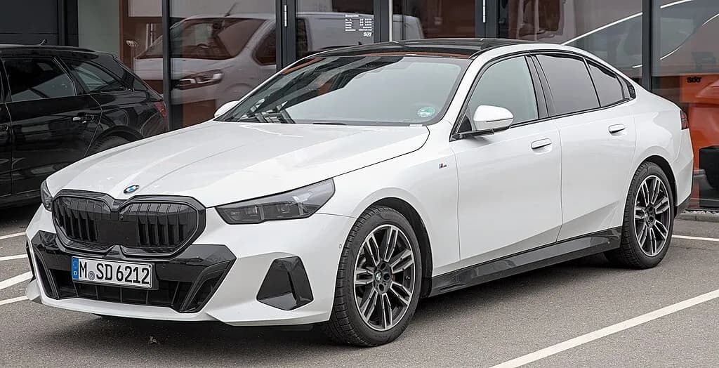Blog banner for The 2019 BMW 530i: A Synthesis of Dynamic Performance and Advanced Safety