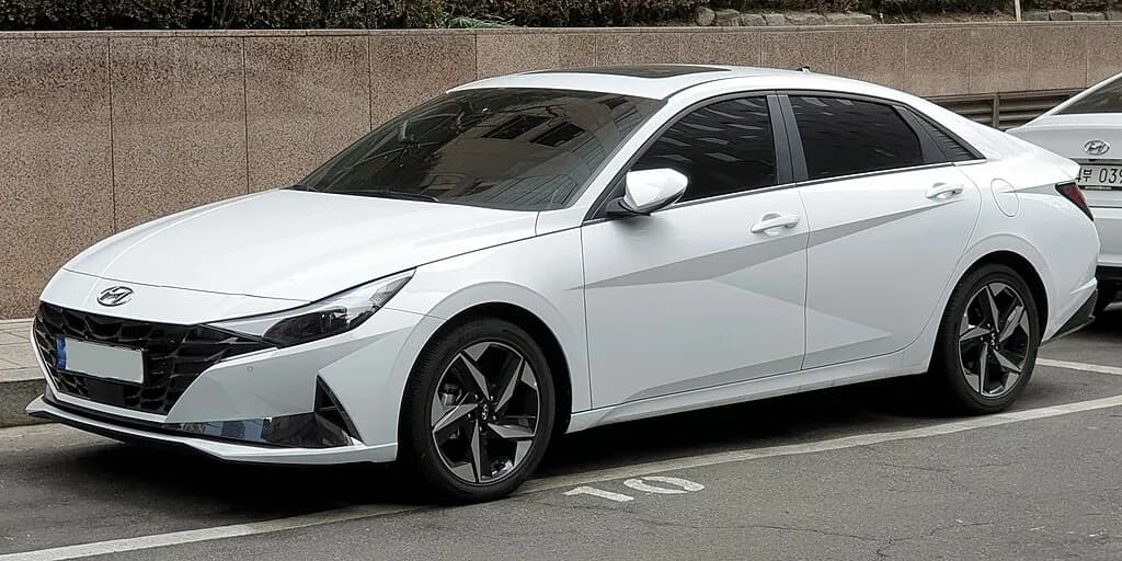 The 2016 HYUN Elantra GT: A Masterclass in Versatility and Style