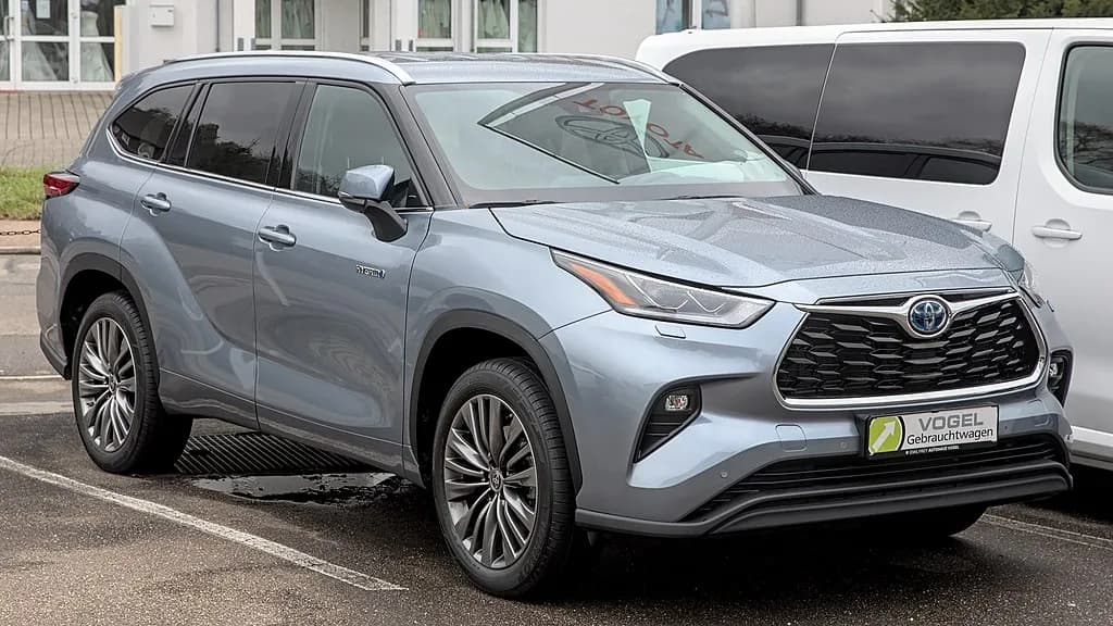 Blog banner for The 2022 TOYOTA Highlander: A Synthesis of Safety, Power, and Style